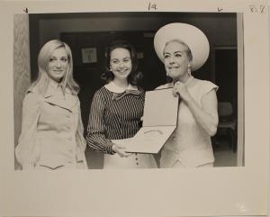 Joan Crawford accepts award at Stephens, 1970 (photo courtesy of the Stephens College Library Archives, photographer unknown) Joan Crawford accepts award at Stephens, 1970 (photo courtesy of the Stephens College Library Archives, photographer unknown)